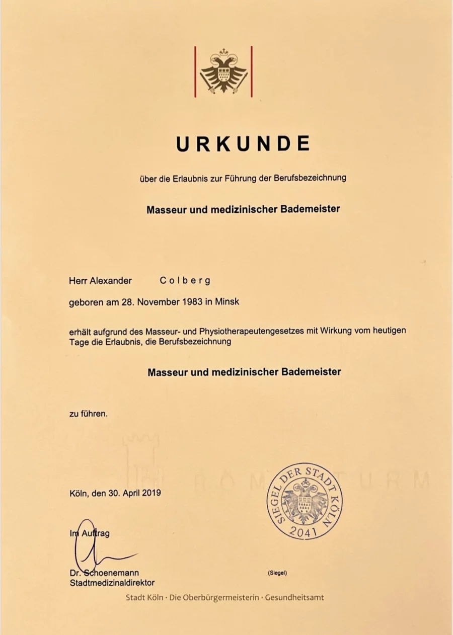 Urkunde – Erlaubnis zur Führung der Berufsbezeichnung „Masseur und medizinischer Bademeister“ Alexander Colberg, geboren am 28. November 1983 in Minsk, gemäß dem Masseur- und Physiotherapeutengesetz ab dem 30. April 2019 berechtigt ist, die Berufsbezeichnung „Masseur und medizinischer Bademeister“ zu führen.