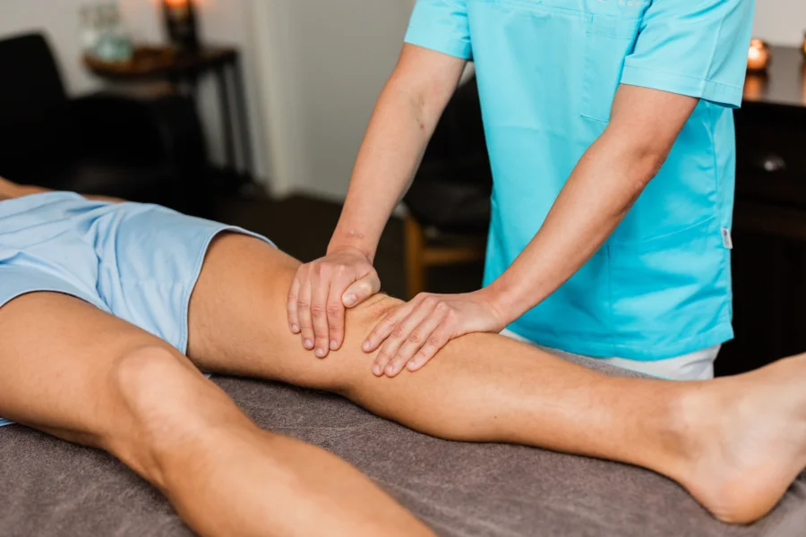 Manuelle Lymphdrainage am Oberschenkel – großflächige Grifftechnik zur Entlastung bei Spannungsgefühl oder Schwellung in den Beinen