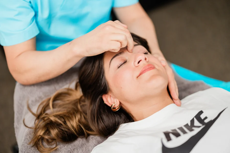 Manuelle Lymphdrainage im Stirnbereich – sanfte Grifftechnik zur Entstauung der Gesichtspartie bei Schwellung oder Spannungsgefühl