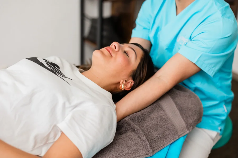 Therapeut führt eine Craniosakrale Anwendung durch, bei der sanfte Impulse im Bereich von Kopf und Nacken zur tiefen Entspannung und Harmonisierung des Nervensystems beitragen.