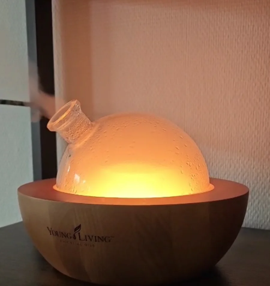 Aroma-Diffusor von Young Living mit warmem Licht sorgt für entspannte Atmosphäre in der Massagepraxis Wuppertal-Ronsdorf