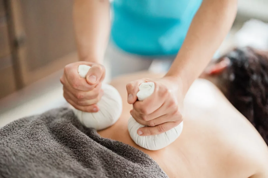 Traditionelle Kräuterstempelmassage bei DOMO MASSAGE ALEX in Wuppertal Kräuterstempelmassage zur Tiefenentspannung in der Praxis DOMO MASSAGE ALEX