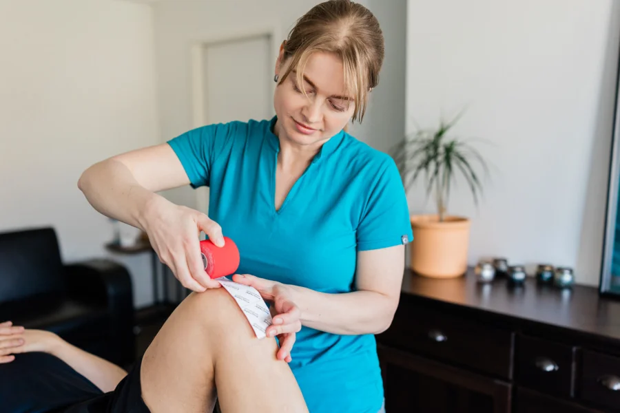 Kinesiotape-Anlage am Kniegelenk zur funktionellen Unterstützung bei sportlicher Belastung