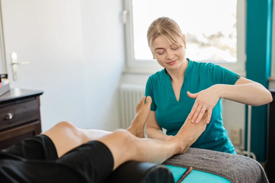 Fußreflexzonenmassage – sanfte Einleitungsstreichung zur Aktivierung der Reflexzonen