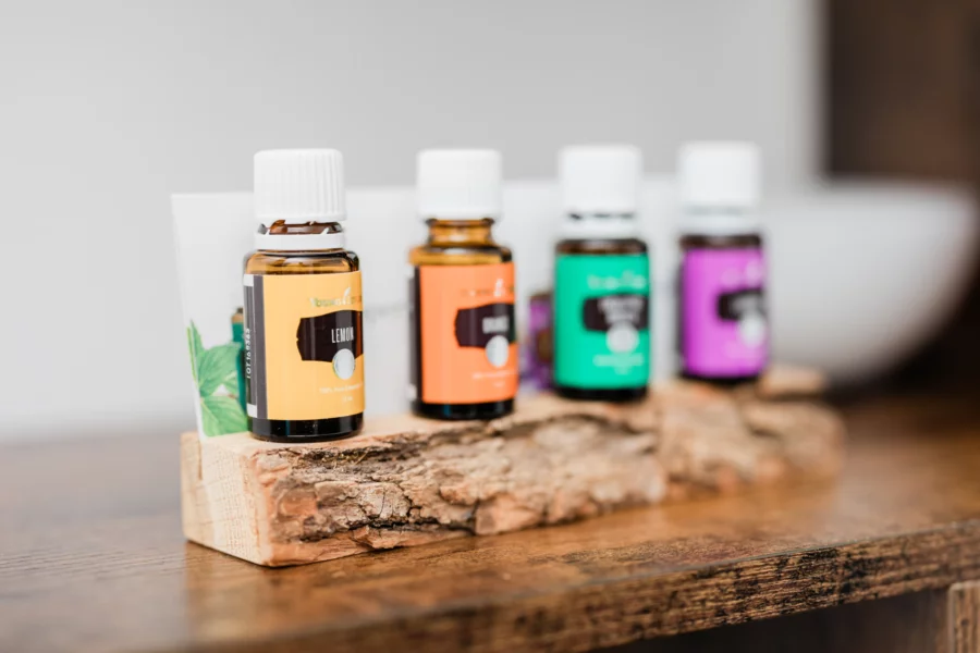 Ätherische Öle für Aroma- und Wellnessbehandlungen – DOMO MASSAGE ALEX Ätherische Öle in dekorativer Holzhalterung – hochwertige Essenzen für Massage und Raumduft
