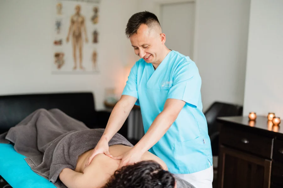 Rückenmassage durch Masseur Alex in Wuppertal – DOMO MASSAGE ALEX Therapeut bei der Rückenmassage in der Praxis DOMO MASSAGE ALEX in Wuppertal