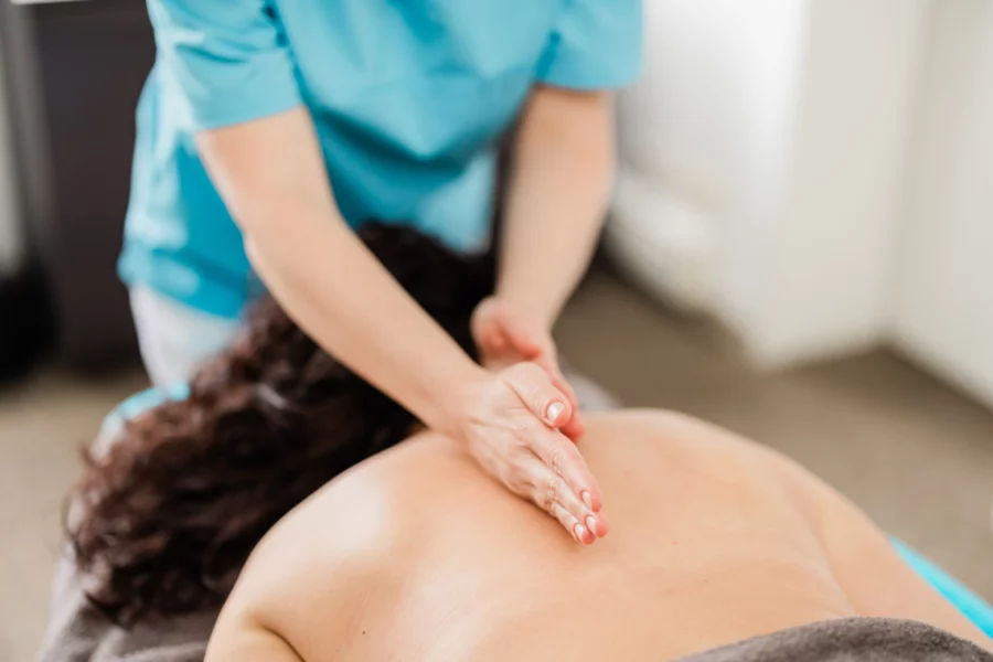 Rückenmassage zur Muskelentspannung – DOMO MASSAGE ALEX Wuppertal Professionelle Rückenmassage – achtsame Berührung für tiefgehende Entspannung